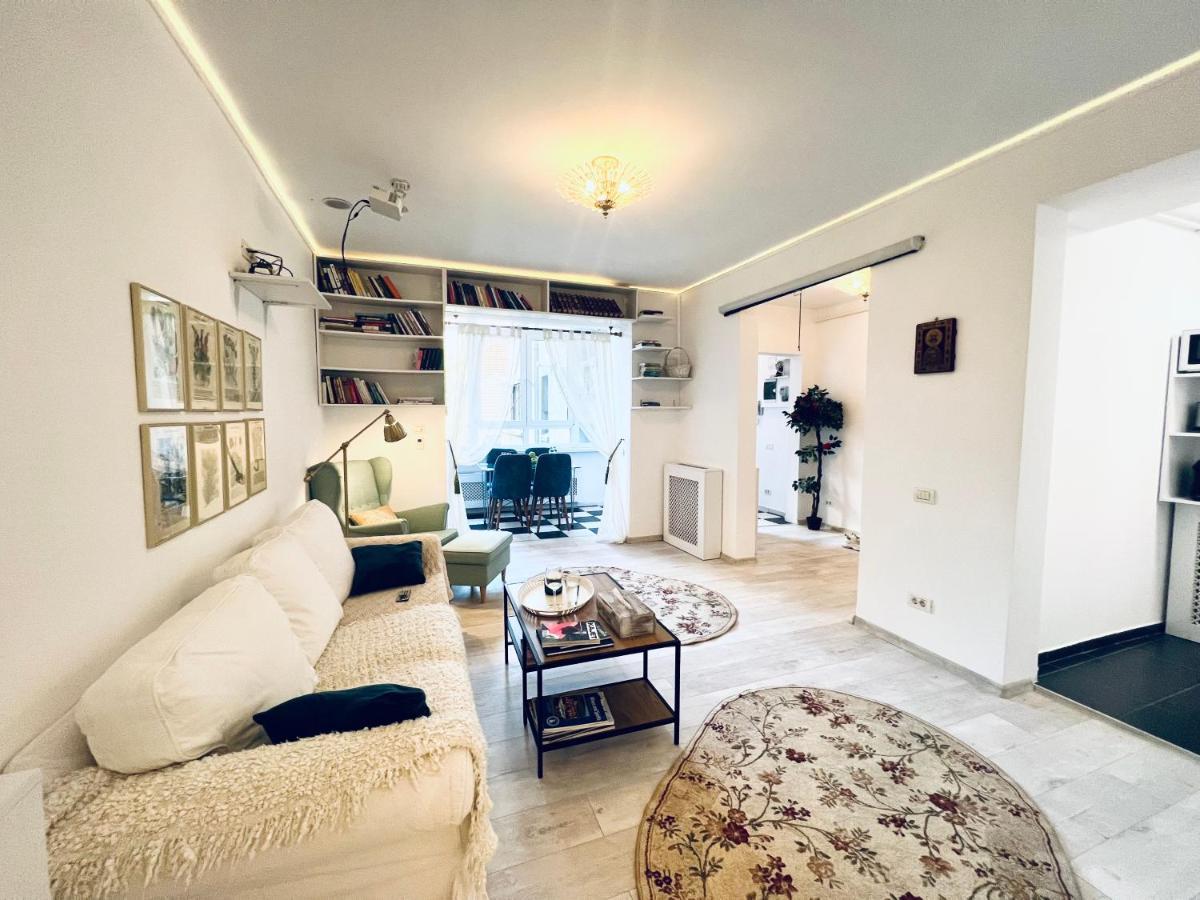 Apartament Center Oasis, Universitate